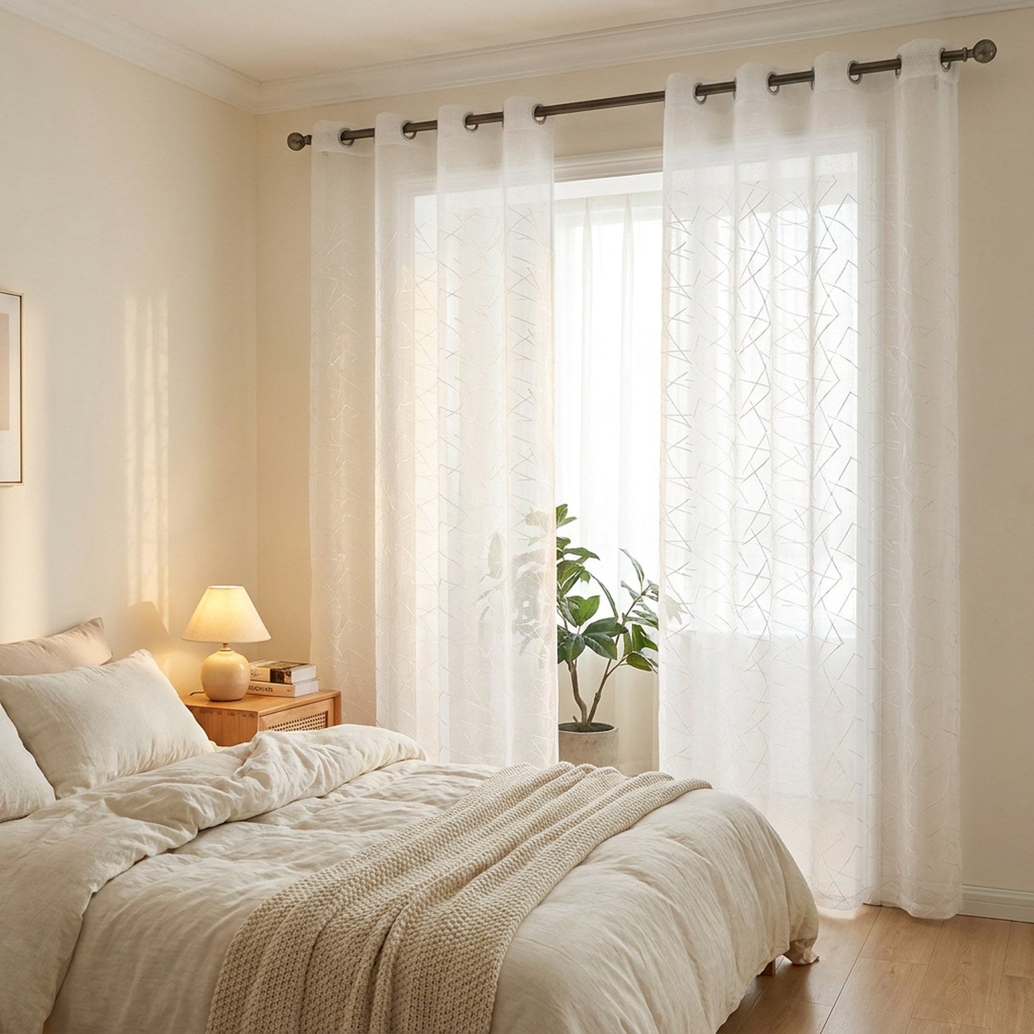 Voilage blanc à motif géométrique dans une chambre cocooning près du lit