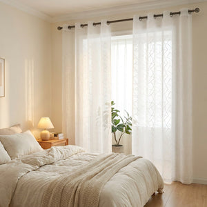 Voilage blanc à motif géométrique dans une chambre cocooning près du lit