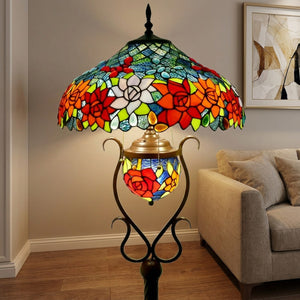 Lampadaire Tiffany dans un salon élégant avec canapé beige et cadre mural