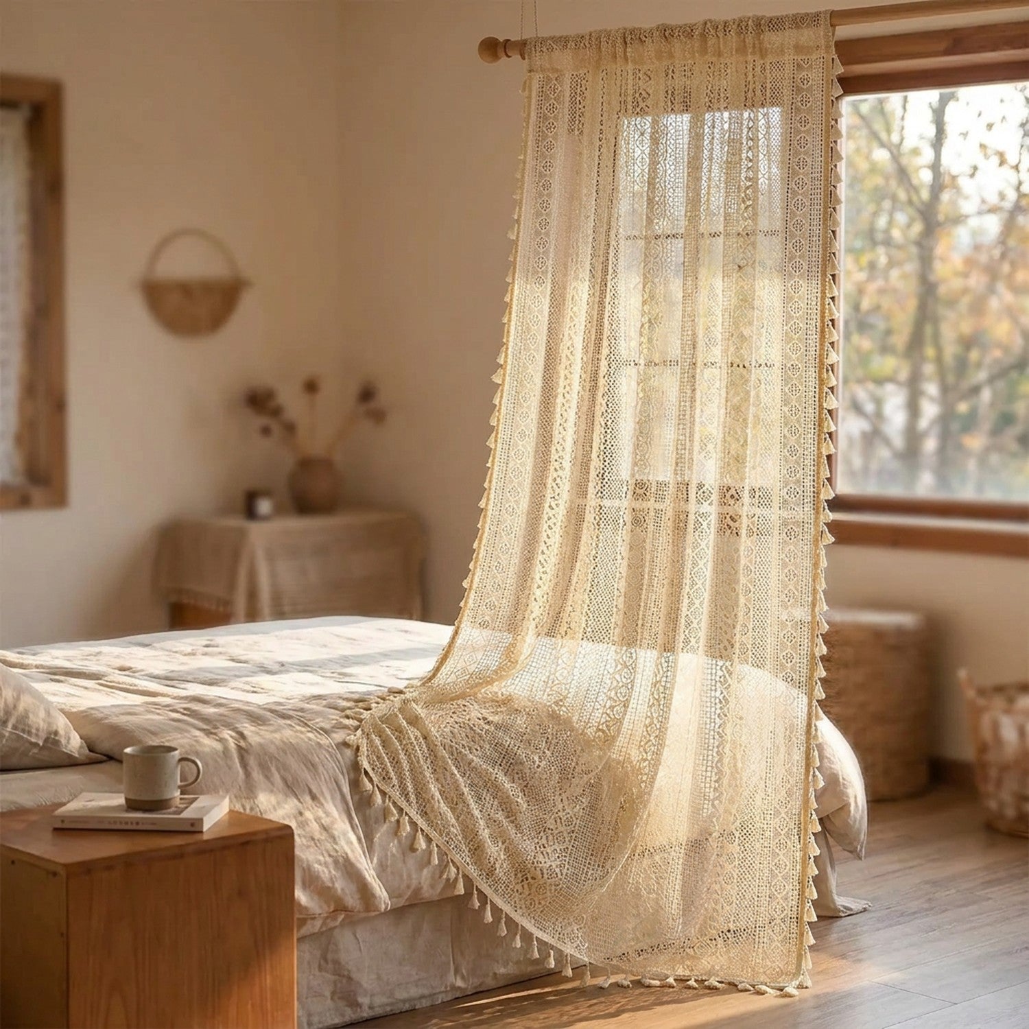 Rideau boho en dentelle au crochet devant une fenêtre de chambre chaleureuse