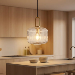 Suspension en verre transparent au-dessus d'un îlot de cuisine moderne