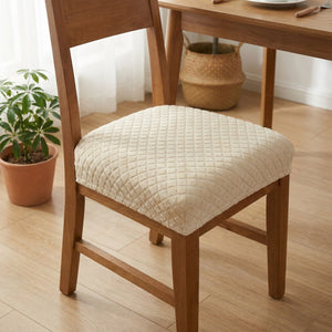 Housse de siège de chaise imperméable beige sur une chaise en bois près d'une plante