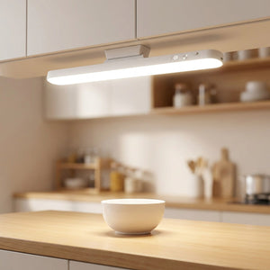 Lampe LED sans fil sous un meuble de cuisine éclairant le plan de travail