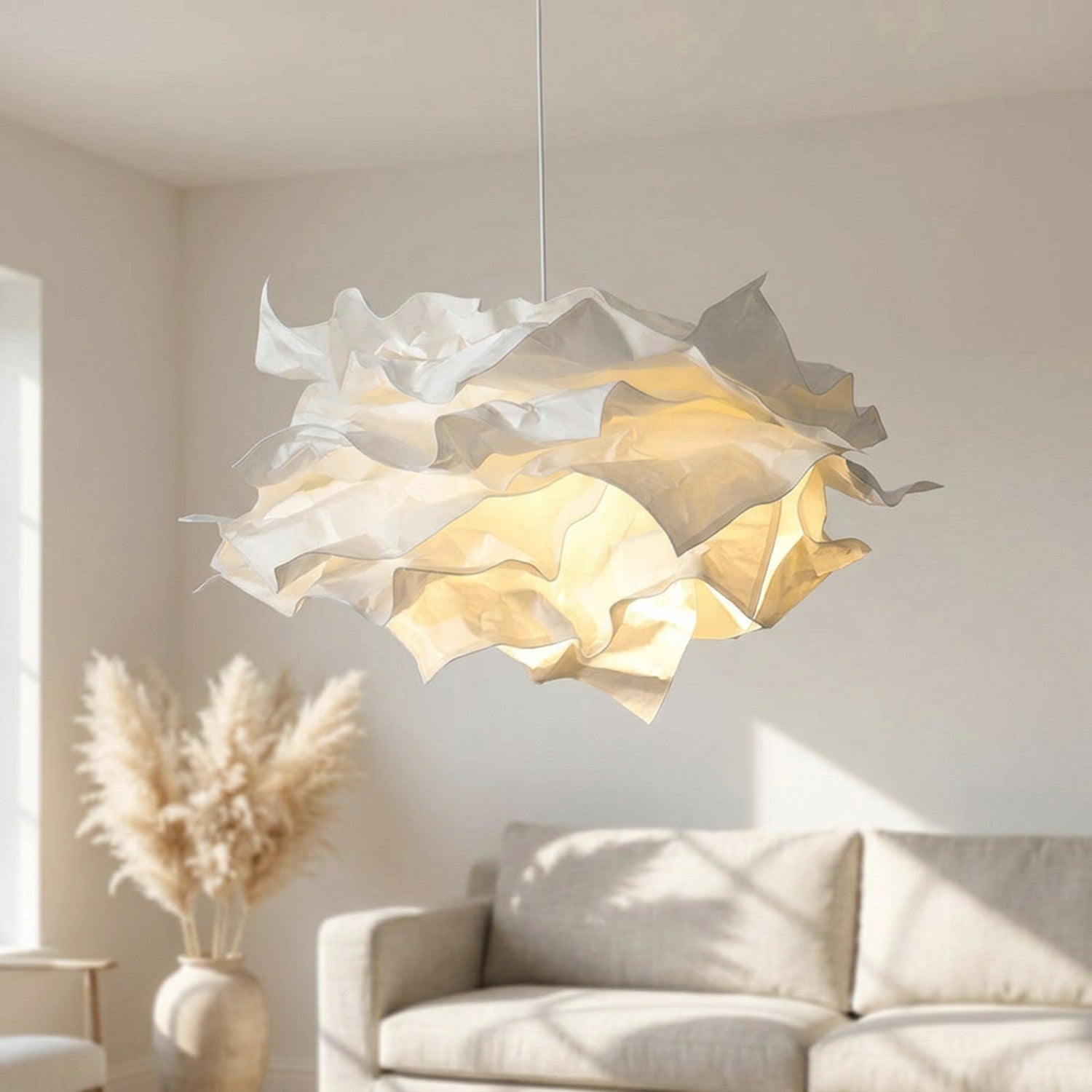 Lustre nuage en papier suspendu au plafond au-dessus d'un canapé en lin dans un salon lumineux