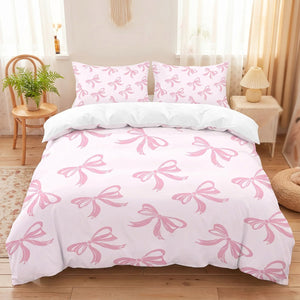 Parure de lit à nœuds roses dans une chambre de fille lumineuse avec chaise en bois