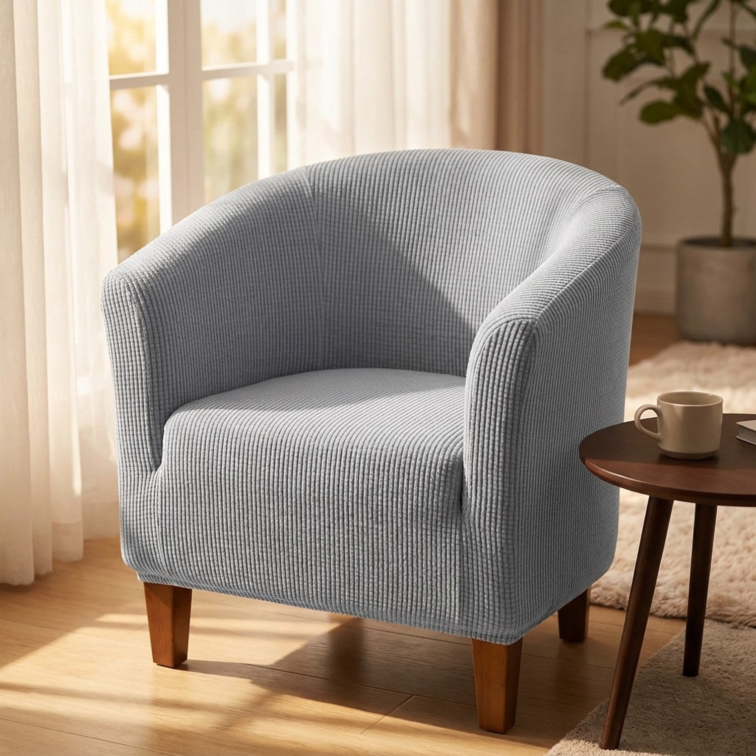 Housse de fauteuil cabriolet grise près d'une fenêtre lumineuse avec une petite table basse