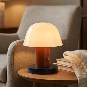 Lampe champignon terracotta posée sur une table d'appoint près d'un fauteuil