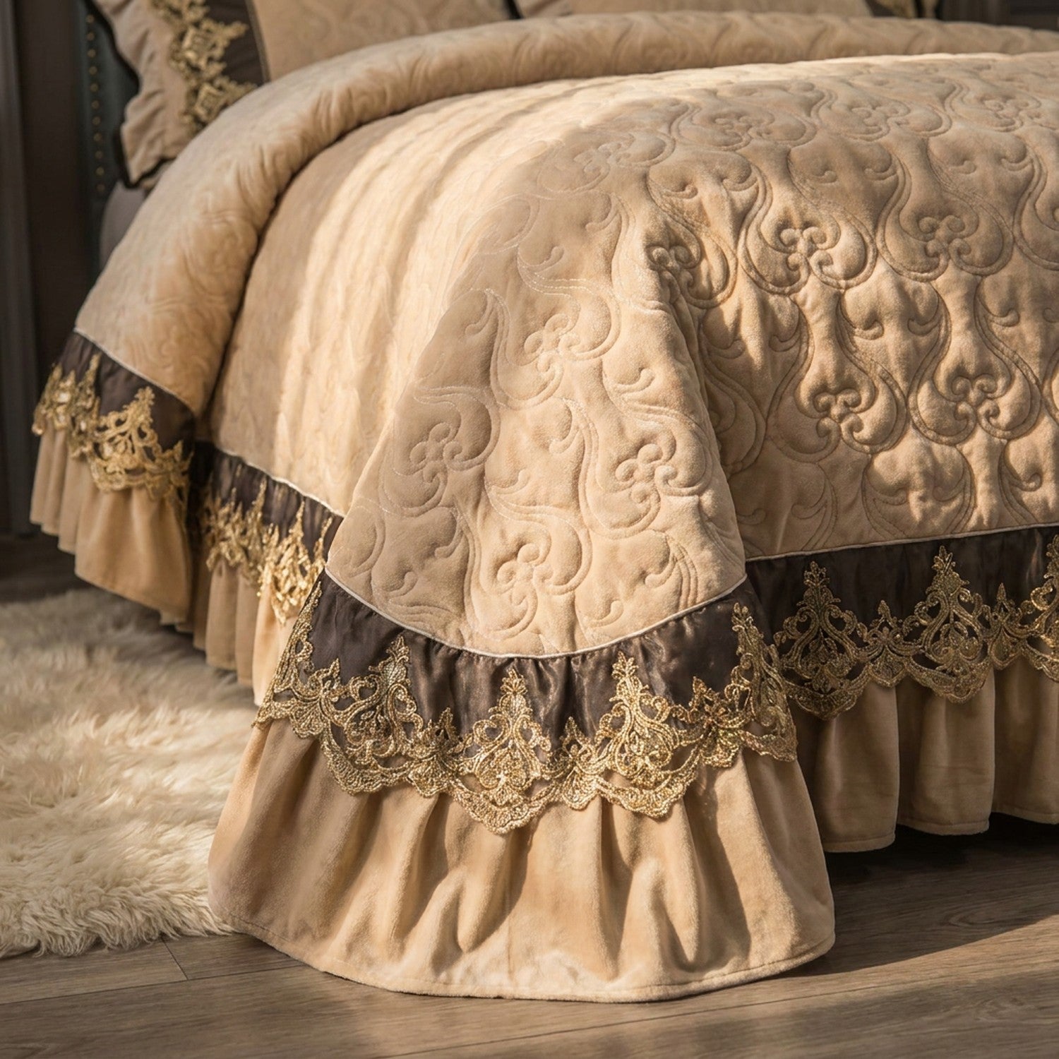 Gros plan sur la dentelle brodée dorée et la jupe à volant du couvre-lit en velours