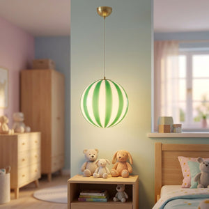 Suspension boule rayée verte dans une chambre d'enfant pastel