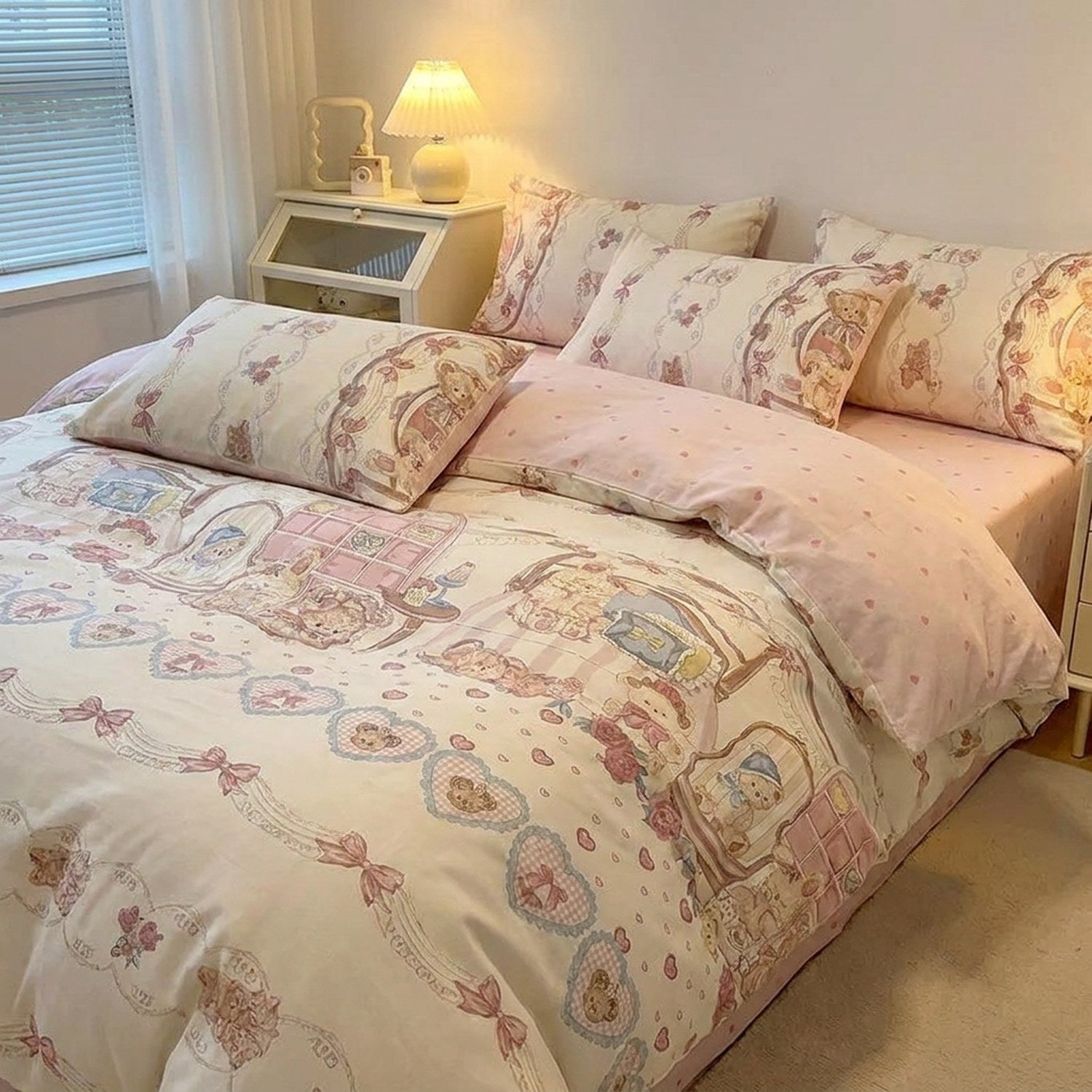 Parure de lit ourson mignon dans une chambre moderne avec table de chevet et lampe allumée