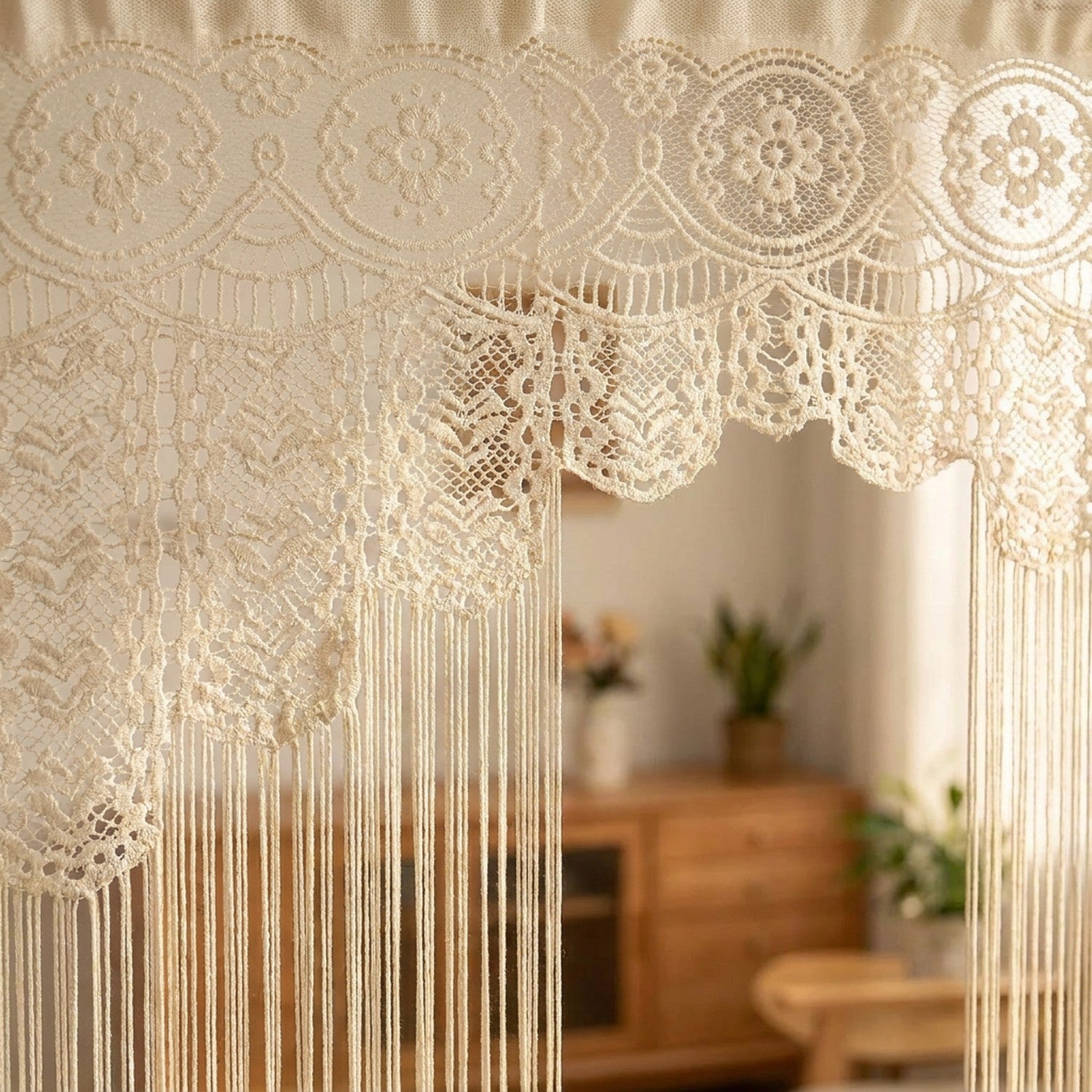 Gros plan sur la dentelle ajourée à motifs floraux et les fils suspendus du rideau