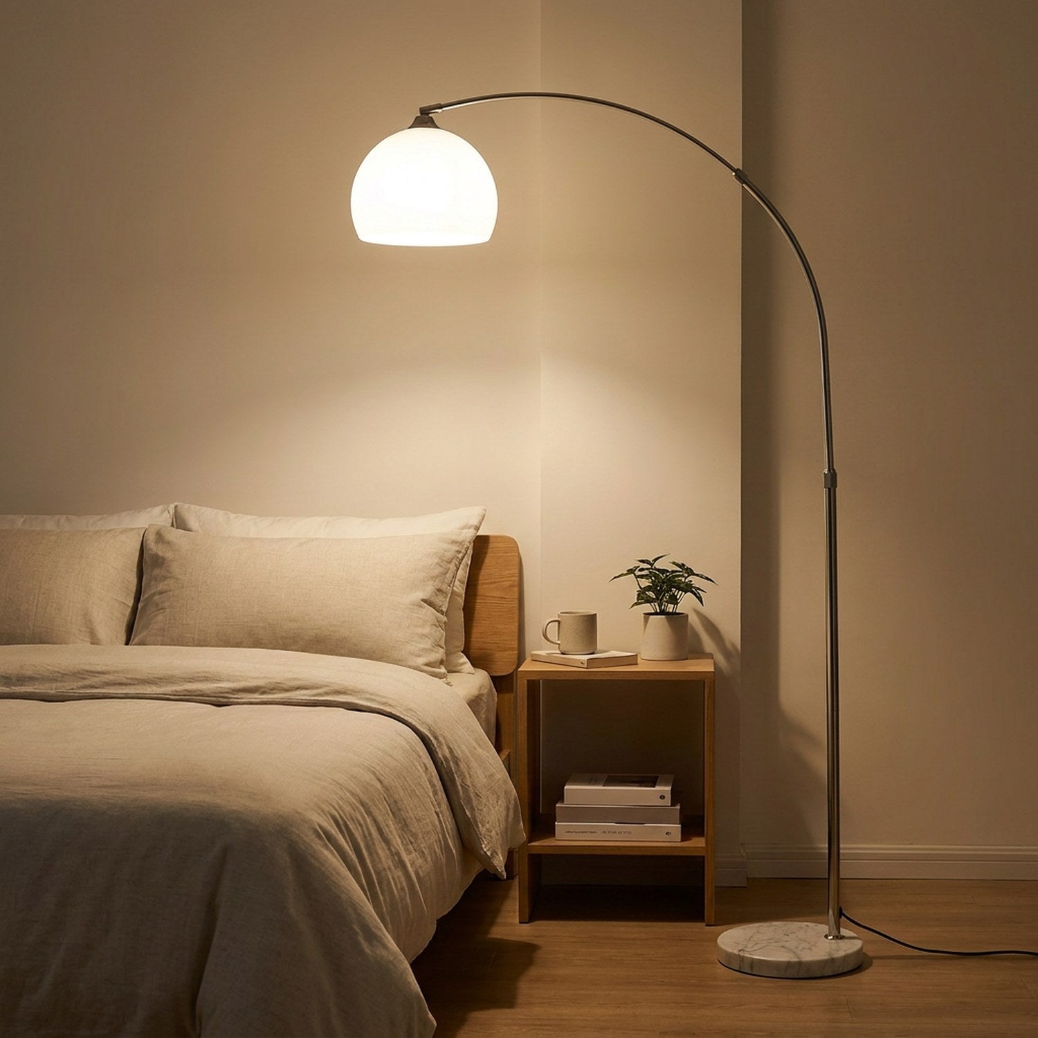 Lampadaire arc allumé dans un coin chambre près d un lit aux tons neutres