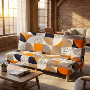 Housse de canapé-lit imprimé géométrique orange dans un loft lumineux avec table basse en bois