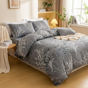 Parure de lit fleurie grise dans un coin lecture cosy avec plaid et livres