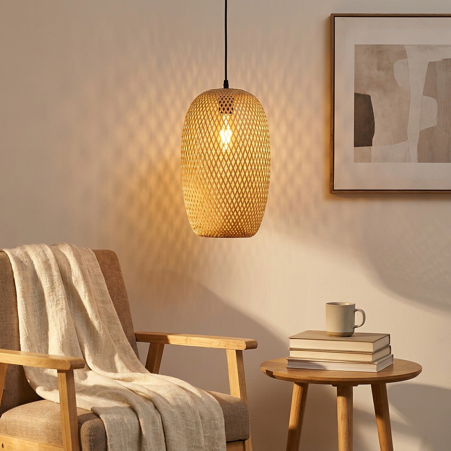 Suspension bambou ovale cage dans un coin lecture avec fauteuil beige et livres