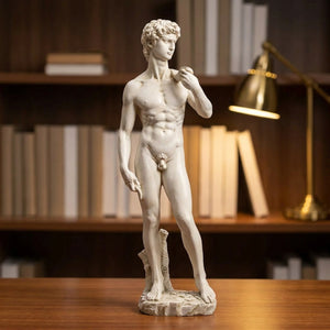 Statue du David sur un bureau en bois devant une bibliothèque