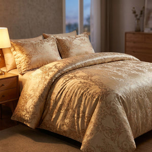 Parure de lit dorée sur un lit dans une chambre moderne avec lampe de chevet allumée
