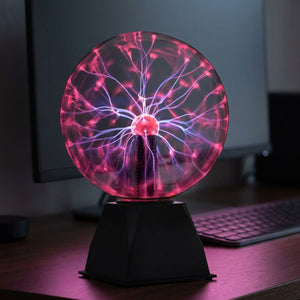 Lampe boule plasma sur un bureau moderne avec clavier dans la pénombre