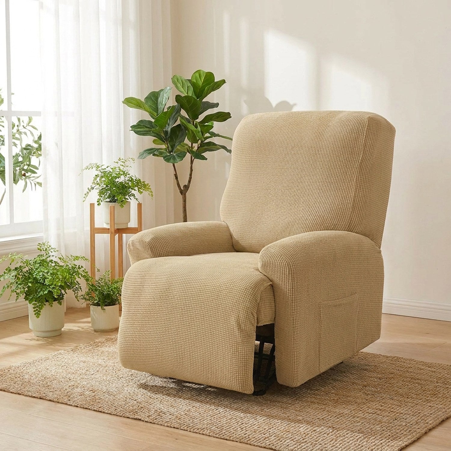 Fauteuil inclinable avec housse beige dans un salon lumineux avec plantes et rideaux