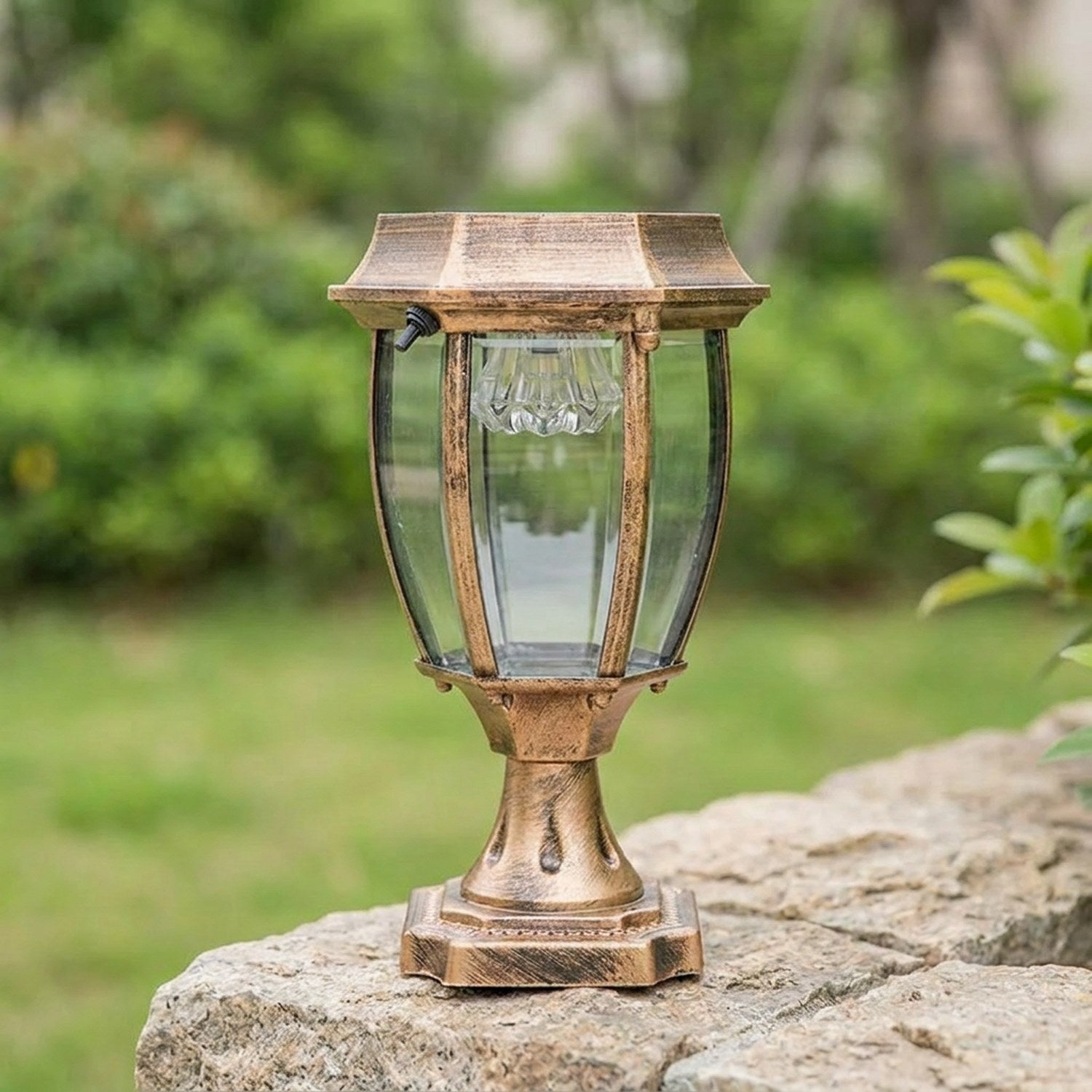 Lanterne solaire bronze de jour montrant le panneau solaire hexagonal et la cage en verre