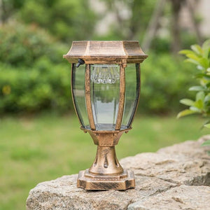 Lanterne solaire bronze de jour montrant le panneau solaire hexagonal et la cage en verre