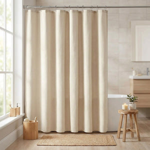Rideau de douche beige suspendu près d'une fenêtre dans une salle de bain scandinave