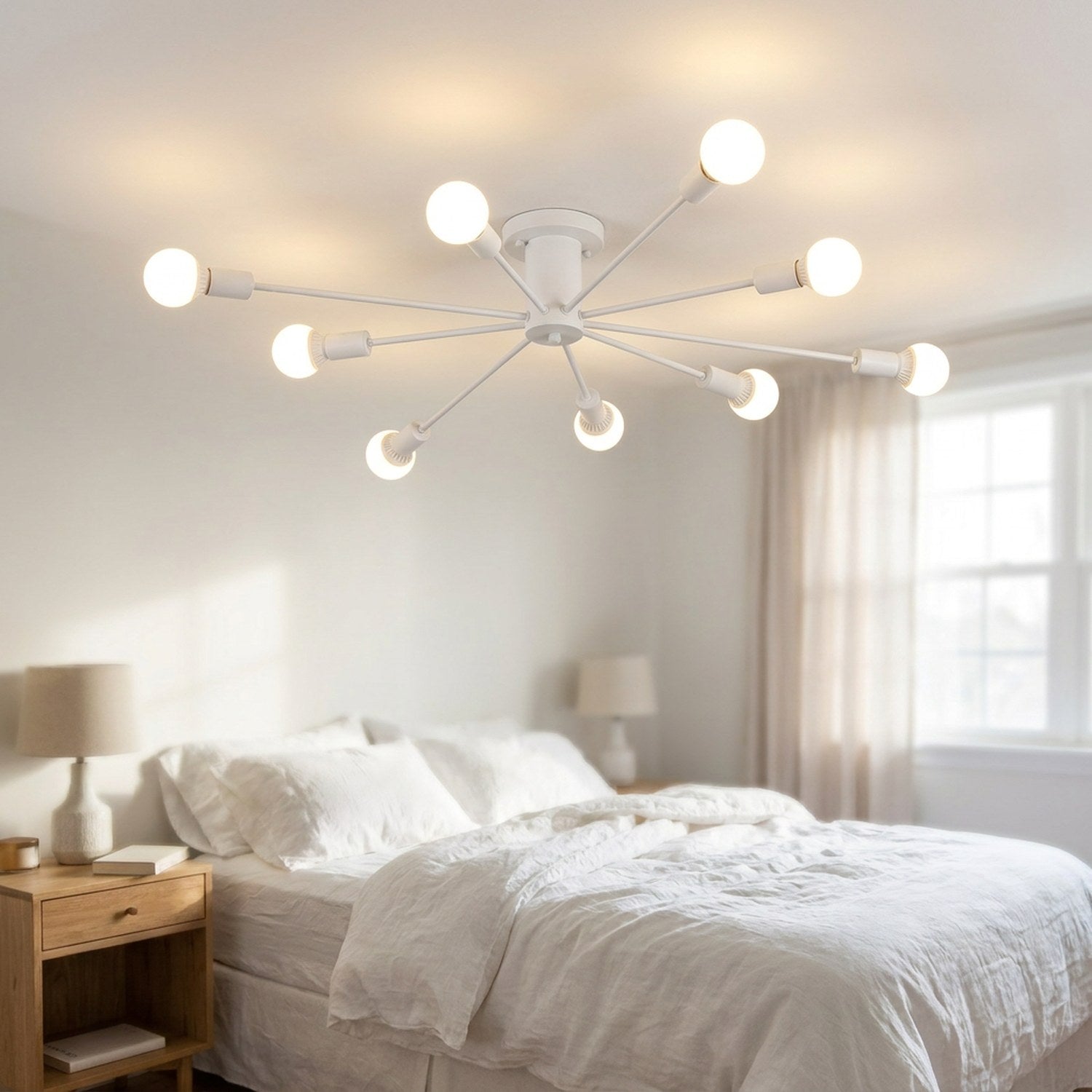 Plafonnier araignée blanc allumé dans une chambre lumineuse et apaisante