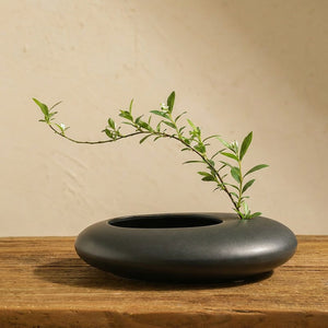 Vase en céramique noir avec branche décorative