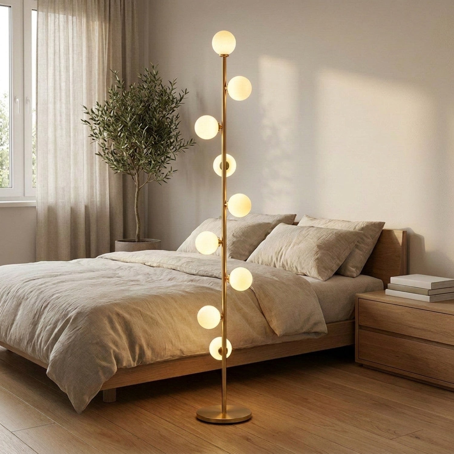 Lampadaire à globes de verre dépoli dans une chambre chaleureuse le soir