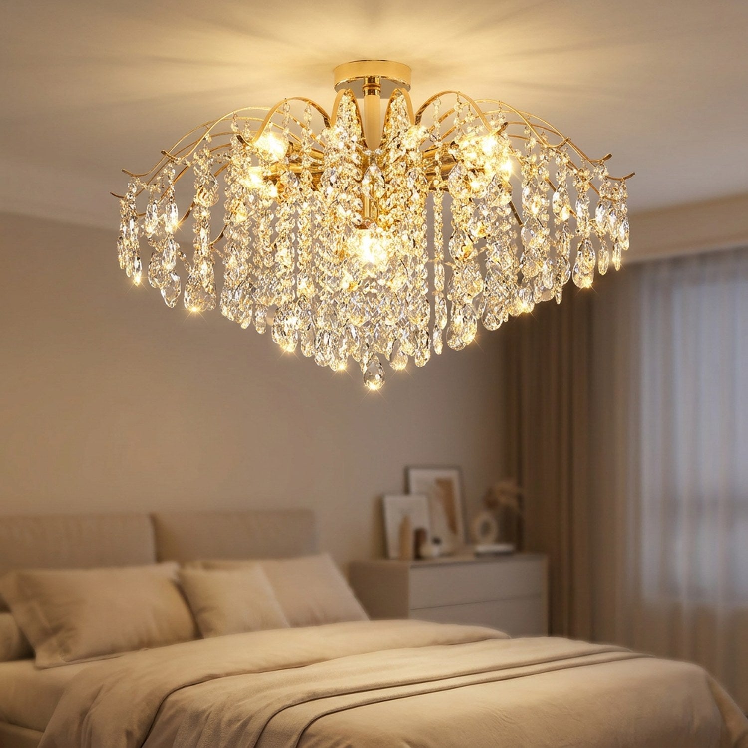 Lustre en cristal doré allumé dans une chambre cosy