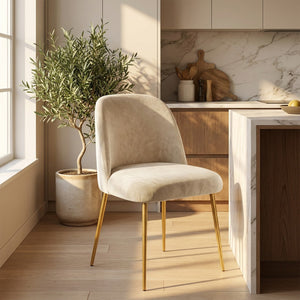 Housse de chaise en velours beige près d'un comptoir de cuisine moderne
