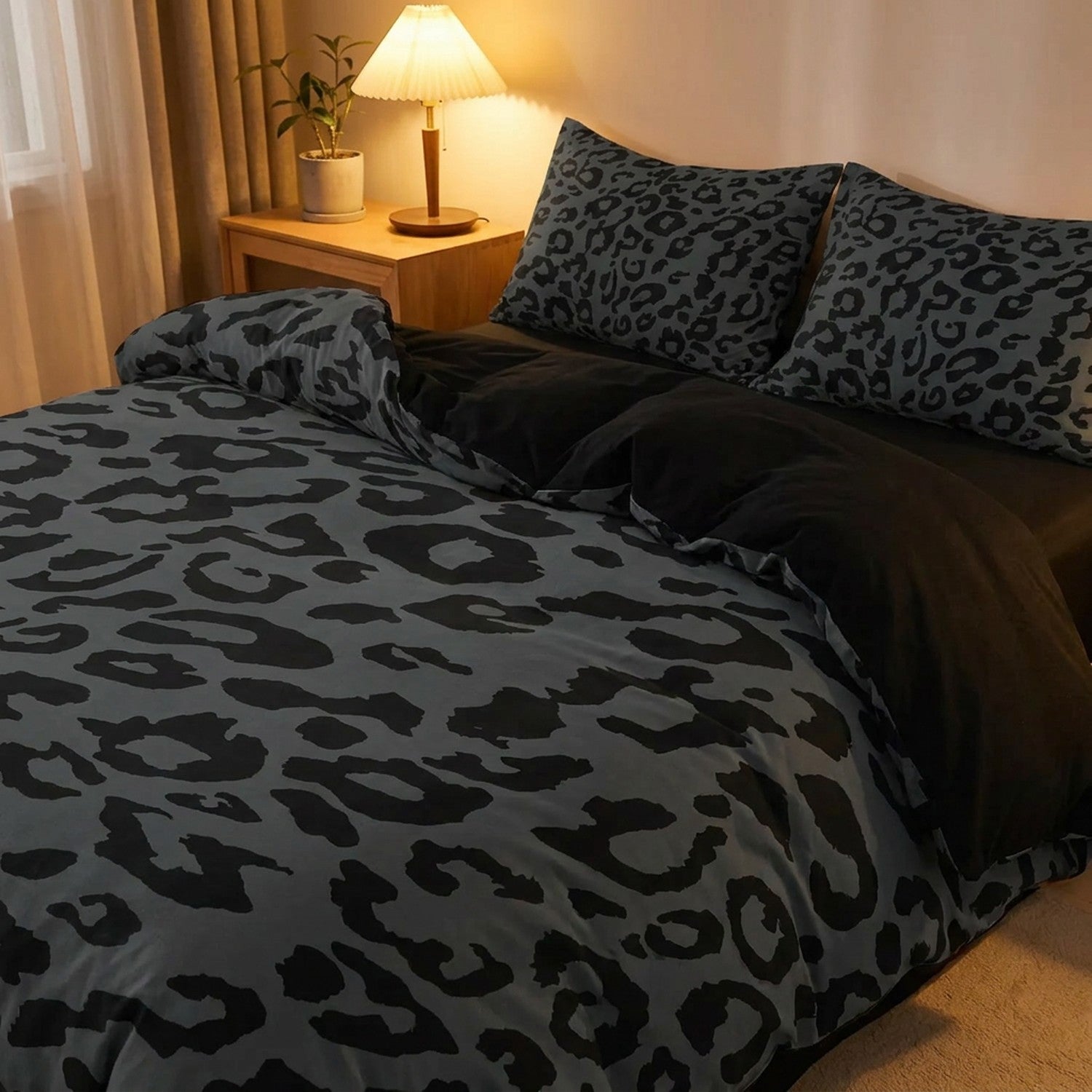 Housse de couette léopard grise et noire dans une ambiance chaleureuse