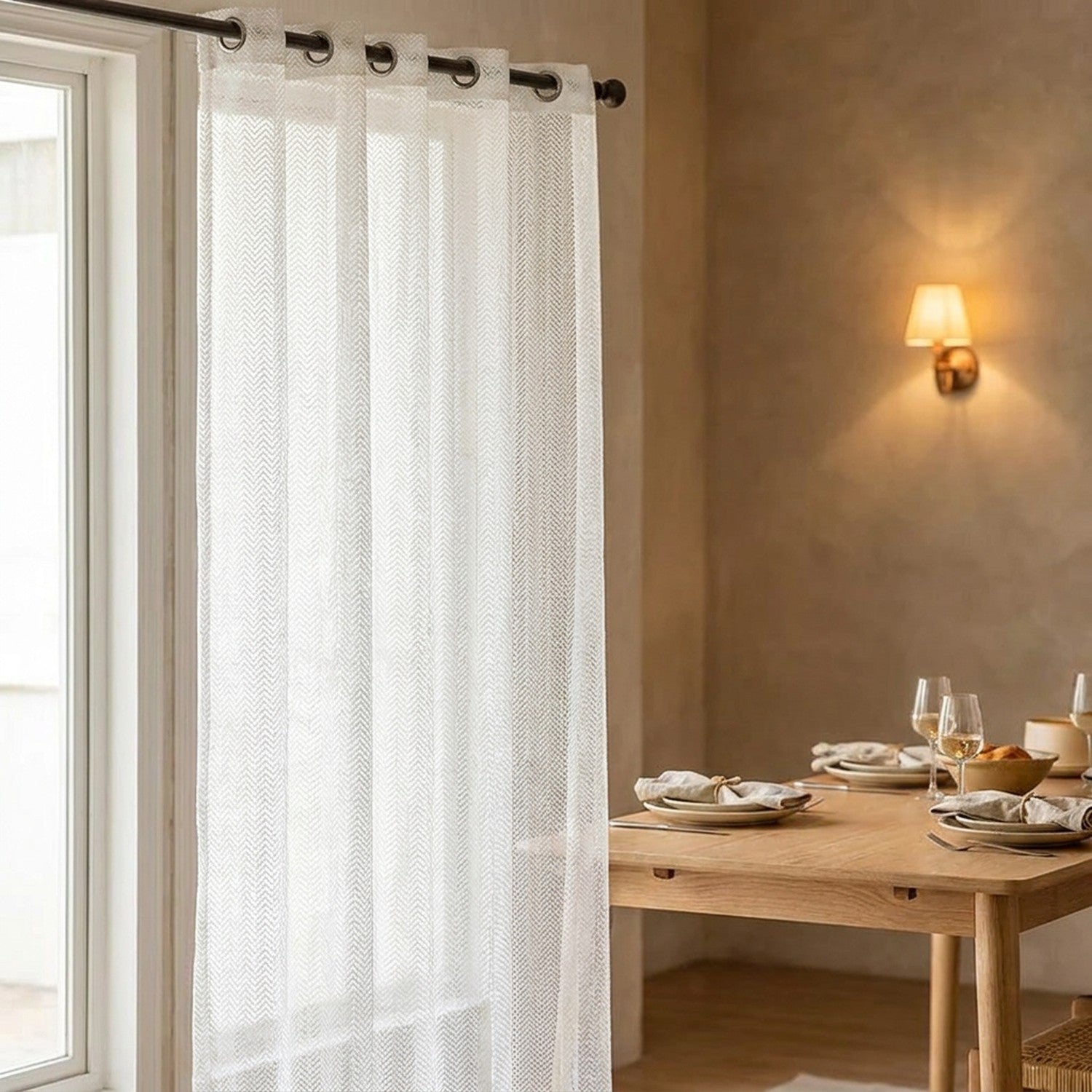Rideau blanc à motif chevrons suspendu dans une salle à manger élégante