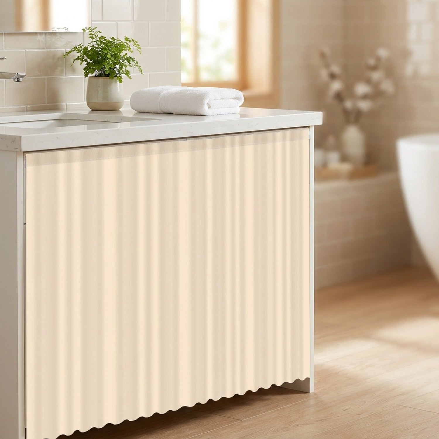 Rideau beige fixé sous un meuble vasque de salle de bain lumineuse