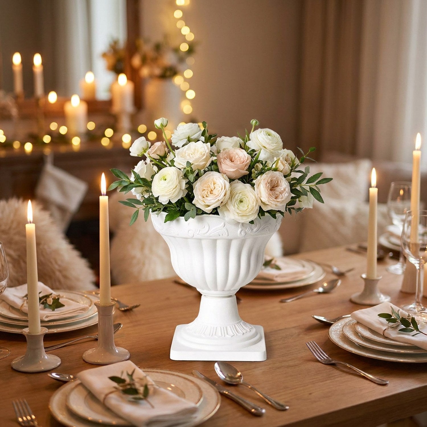 Cache-pot blanc colonne romaine en centre de table garni de roses