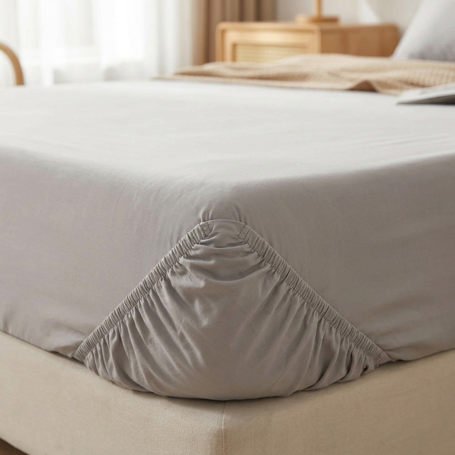 gros plan sur la bande élastique du drap-housse qui épouse le coin du matelas