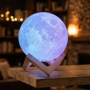 Lampe lune éclairée en bleu et violet posée sur une étagère dans un salon cosy