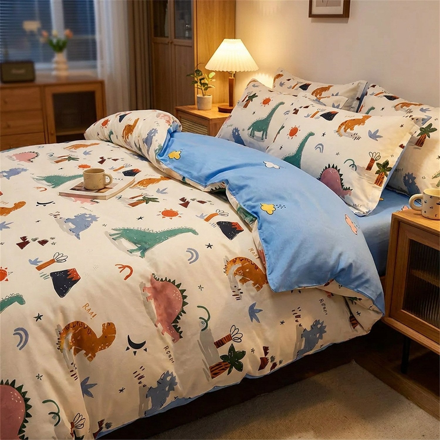 Parure de lit enfant dinosaure dans une chambre moderne avec table de chevet et lampe allumée