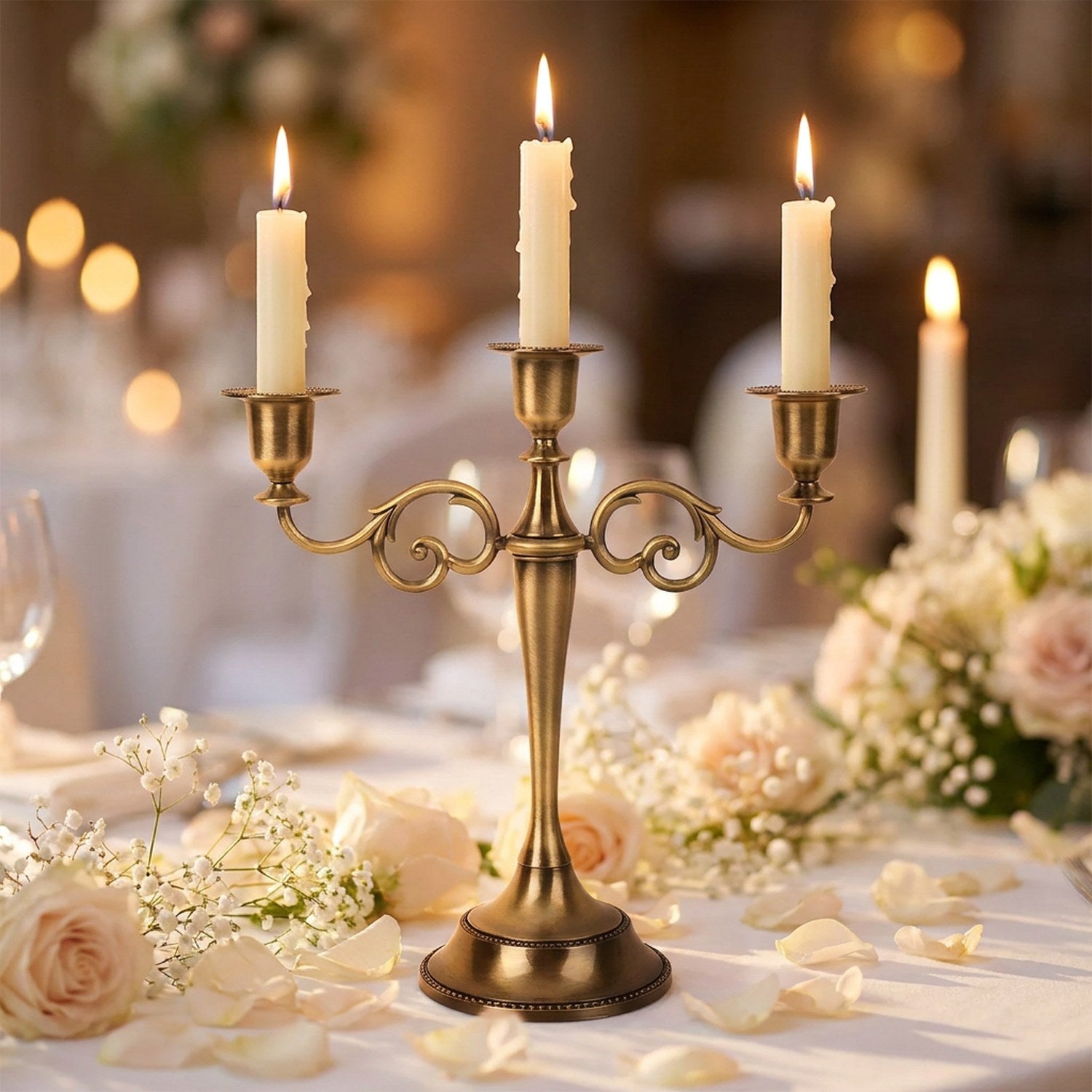 Chandelier 3 branches en bronze sur une table de mariage fleurie avec bougies allumées