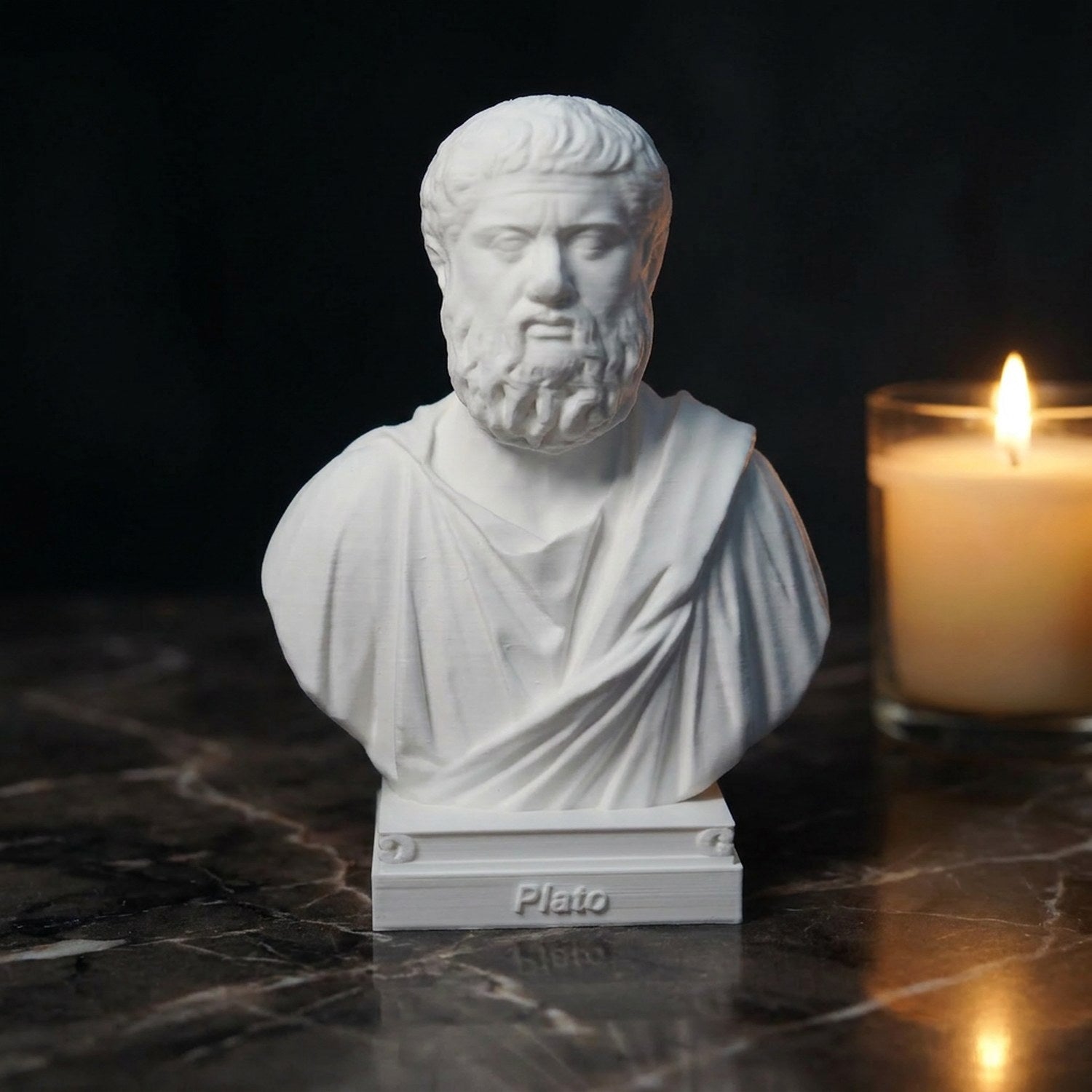 Buste de Platon sur marbre noir avec bougie allumée ambiance dorée