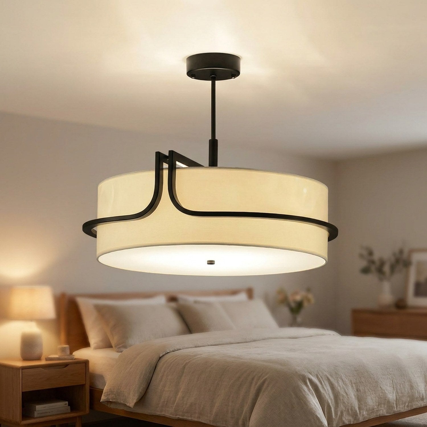 Lustre en tissu crème éclairant une chambre moderne au-dessus d'un lit