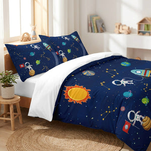 Parure de lit enfant espace sur un lit dans une chambre lumineuse avec jouets en bois