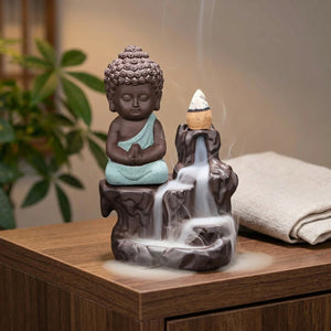 Brûleur d'encens à reflux sur une console près d'une plante verte avec fumée descendante
