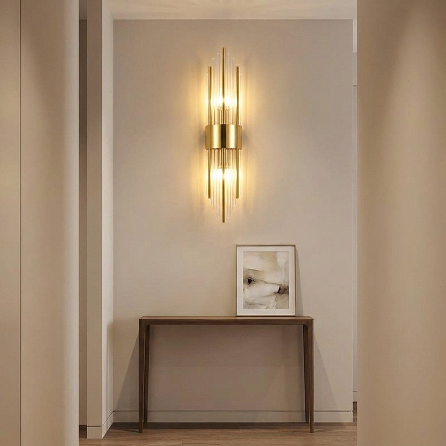 Applique murale cristal doré allumée dans un couloir avec console et tableau
