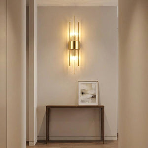 Applique murale cristal doré allumée dans un couloir avec console et tableau