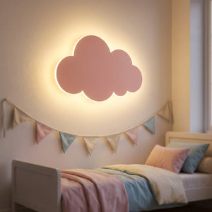 Applique nuage rose allumée dans une chambre d'enfant avec un petit lit et une guirlande