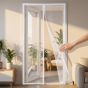 Main soulevant le bord aimanté d'une moustiquaire blanche sur une porte vitrée