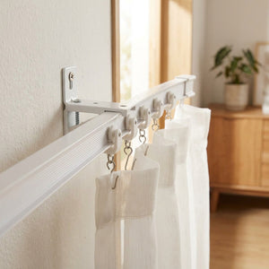 Rail de rideau flexible fixé au mur avec support et rideaux suspendus