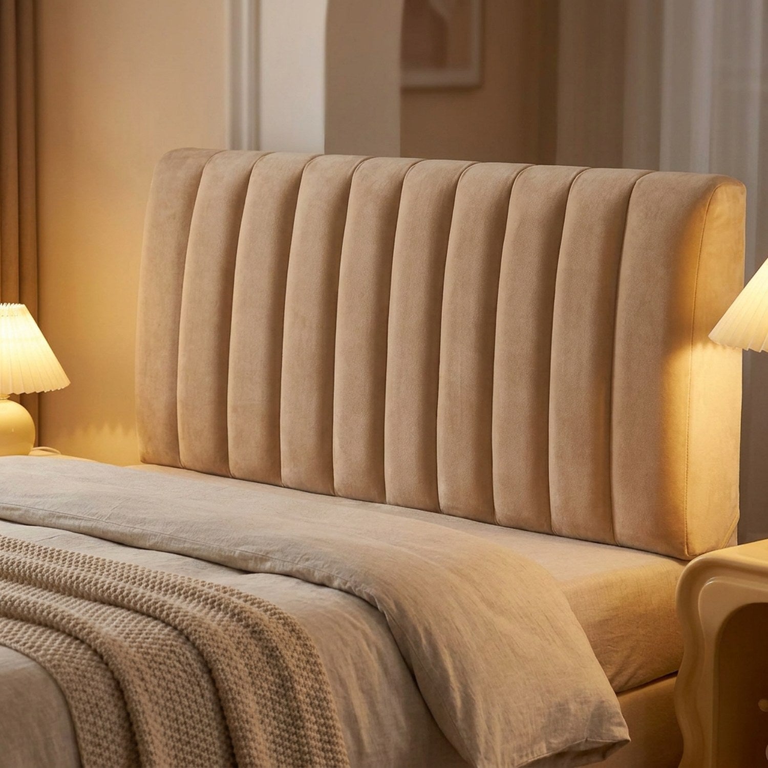 Housse de tête de lit beige en peluche dans une chambre chaleureuse