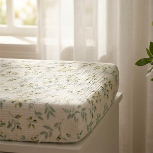 Détail de la mousseline de coton et du motif fleuri sauge près d'une fenêtre